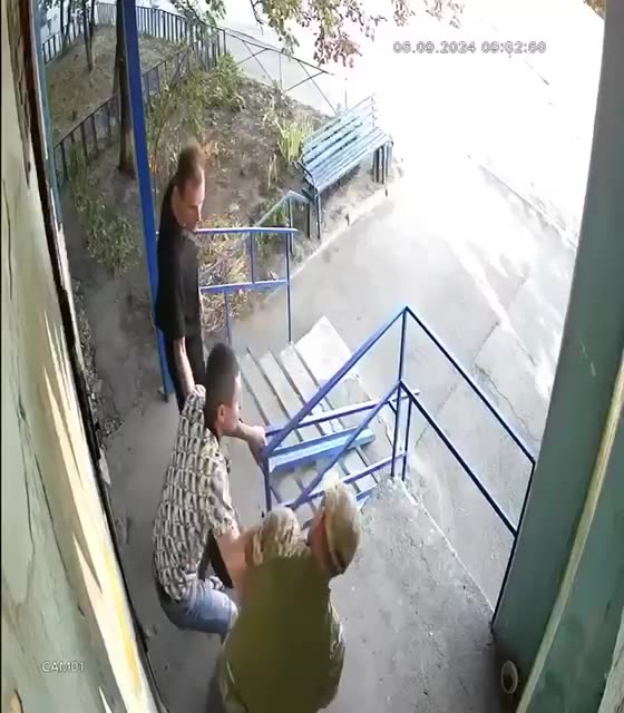 🇺🇦 A Ukrainian recruitment officer explains the benefits of joining the army