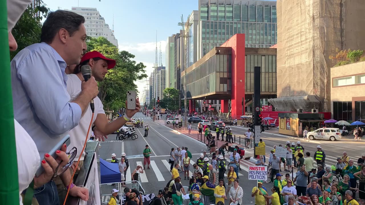 Luiz Philippe de Orleans e Bragança discursa em manifestação de 15 de novembro