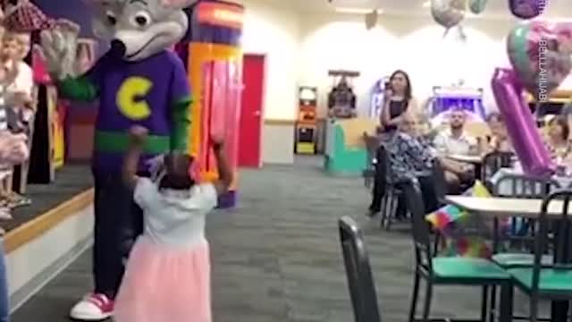 ΜΑΣΚΟΤ ΣΤΙΣ ΗΠΑ ΠΡΟΚΑΛΕΙ ΣΑΛΟ