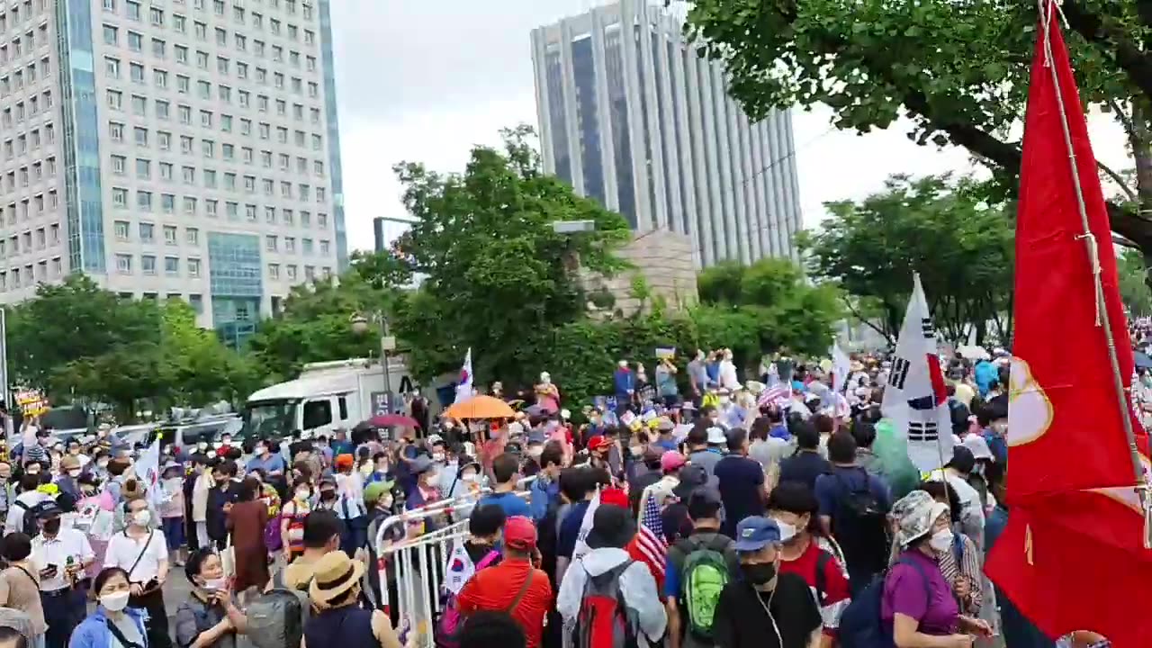 20200825_V3_S01(3NlVA6nNlQo)광복절, 광화문 광장을 가득 메운 화난 국민들 인도를 이용 청와대를 향하여(2020.08.15 14_13_34)