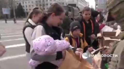 RUSSIAN TROOPS HELPING UKRANIAN CIVILIANS IN THE LIBERATED CITY OF HERON.