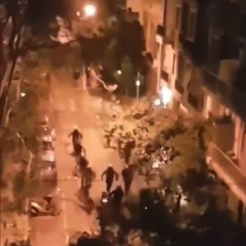 Ανδρες της ΕΛ.ΑΣ φωνάζουν τρεχοντας «Ερχομαστε πουτανες».