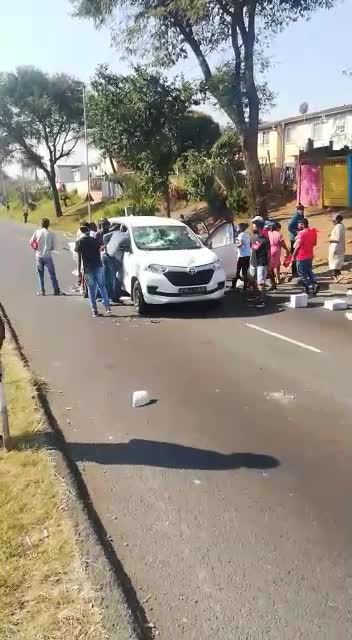 Looters confronted by Durban community