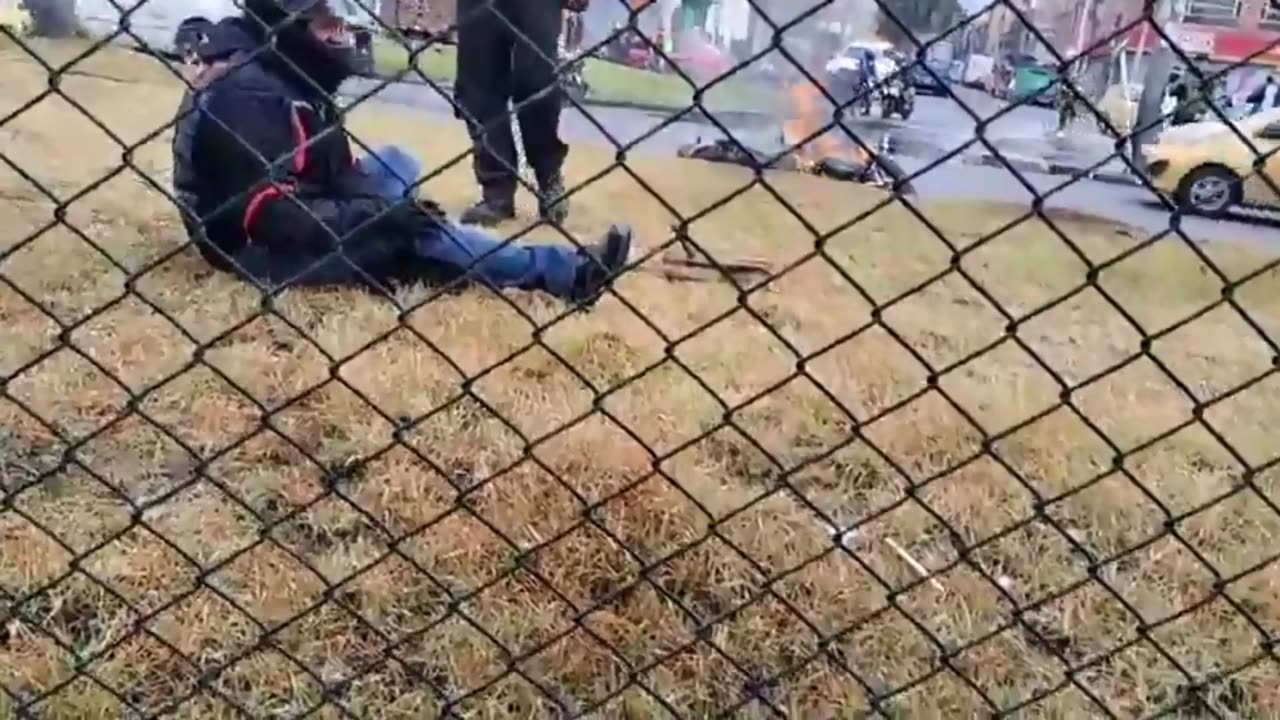 Comunidad golpeó y le quemó la moto a hombre que había robado un celular