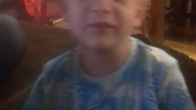 Maleni navijač vatrenog srca glasno bodri Hrvatsku