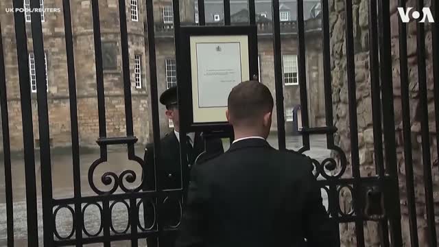 Sign Placed Outside Buckingham Palace Announcing Queen’s Death_1