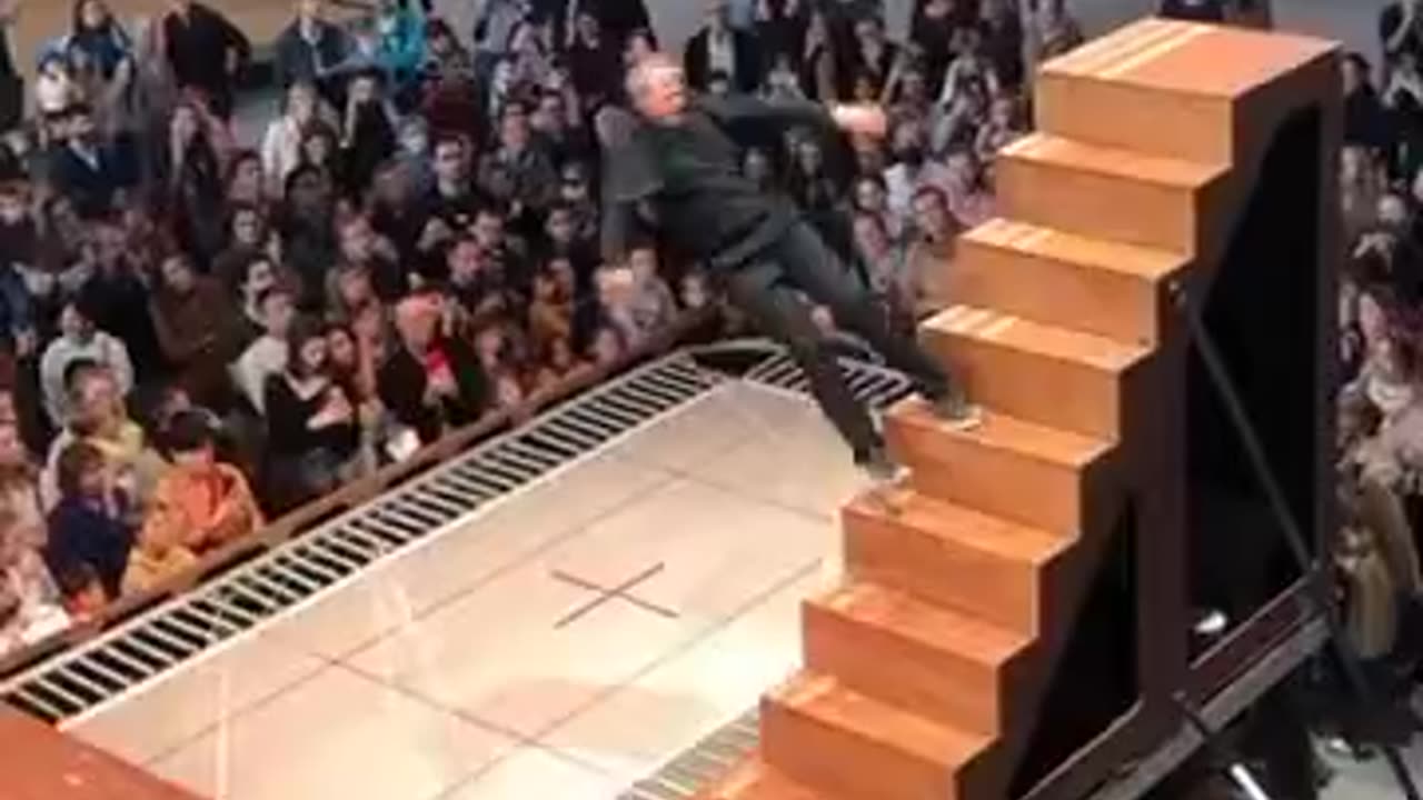 YOANN BOURGEOIS CAPTIVATES AUDIENCE WITH POWERFUL PERFORMANCE ABOUT LIFE