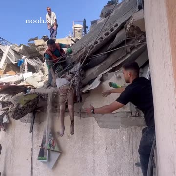 Civil Defense Risks Lives to Retrieve Martyrs After Al-Daour Bombing in Gaza City #Palestine #Gaza