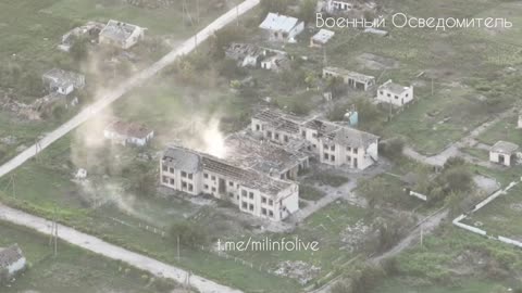 Airborne gunners are working on the school building, where the Ukrainian military took refuge.