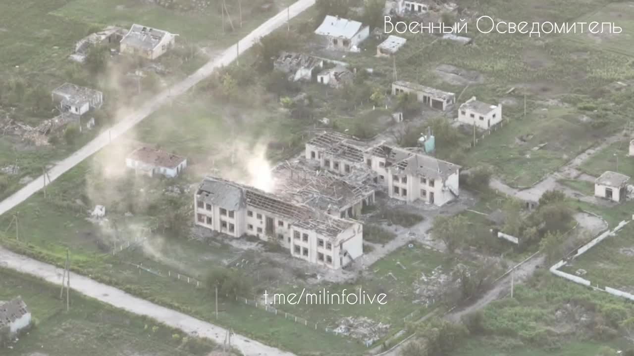 Airborne gunners are working on the school building, where the Ukrainian military took refuge.