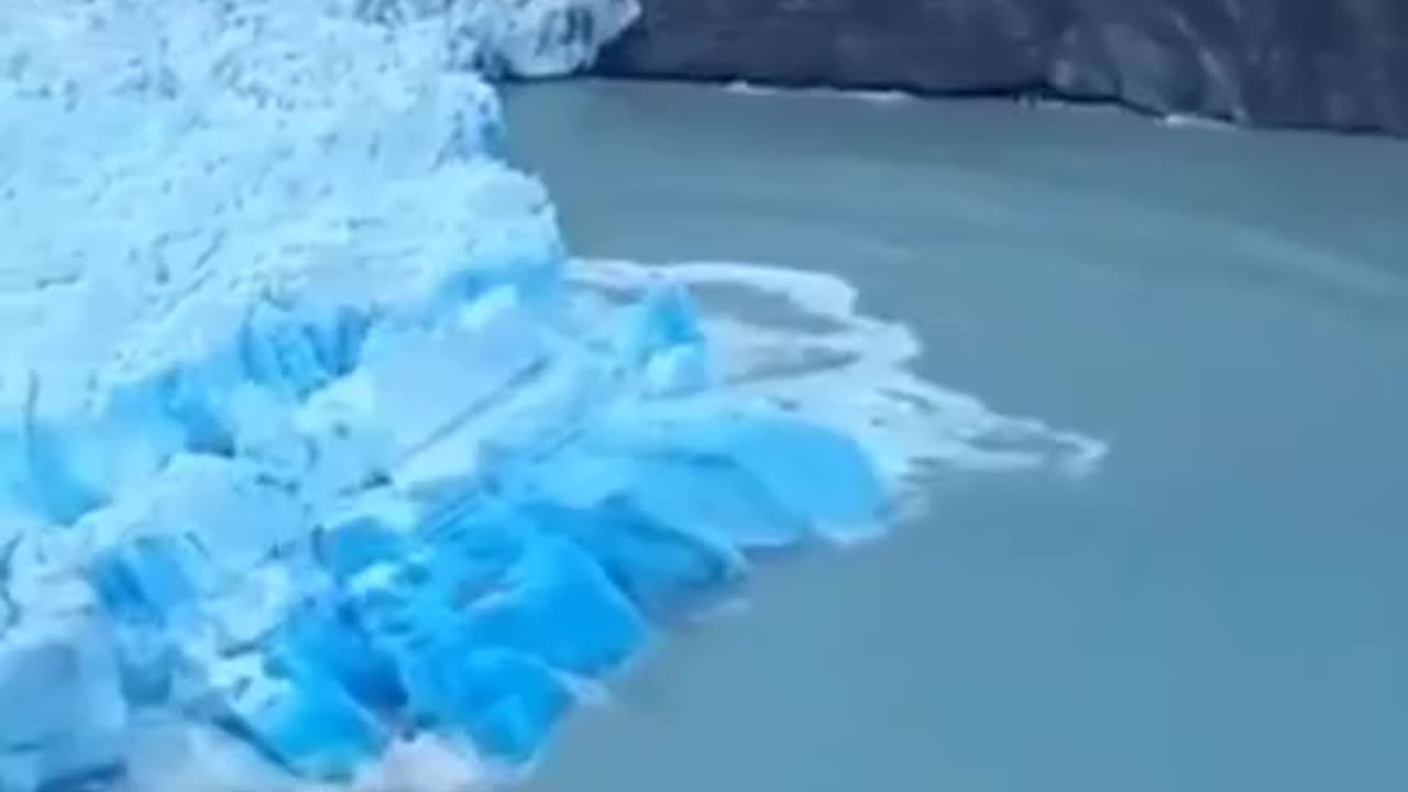 RARE FOOTAGE OF WHEN A ICEBERG FLIPS AND A BLUE ICEBERG IS FORMED