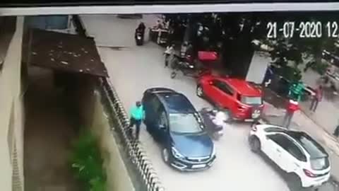 Man Gets Out His Car For 10 seconds And This Happens