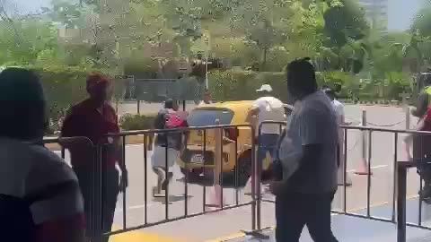 Video: Hombres protagonizan fuerte pelea en la entrada del aeropuerto Rafael Núñez