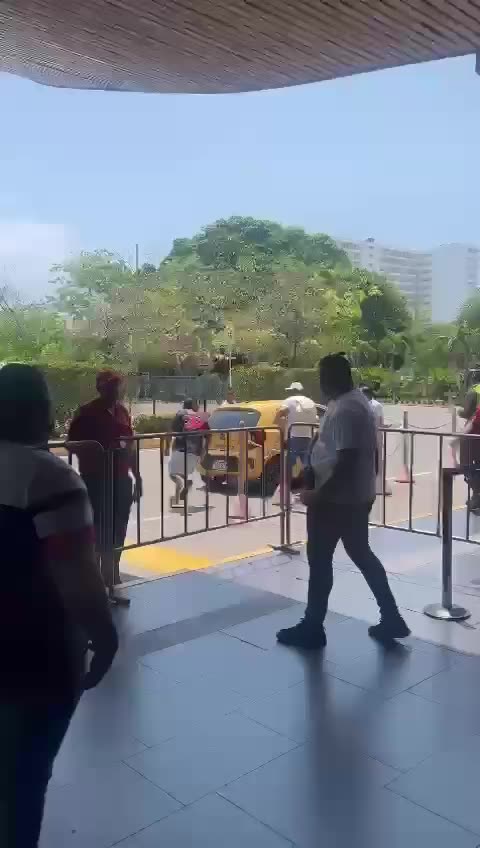 Video: Hombres protagonizan fuerte pelea en la entrada del aeropuerto Rafael Núñez