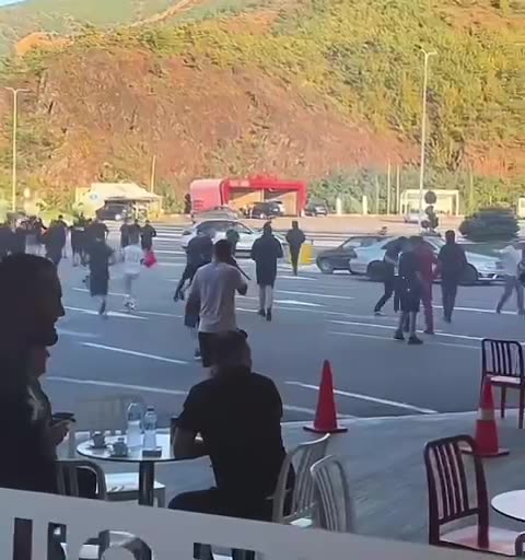 Sherri masiv në rrugën e Kombit mes tifozave te Tiranes dhe Vllaznise