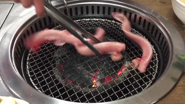 -Sensitive Content- Disturbing Video of Eel Getting Cooked While Involuntary Muscles Start Reacting