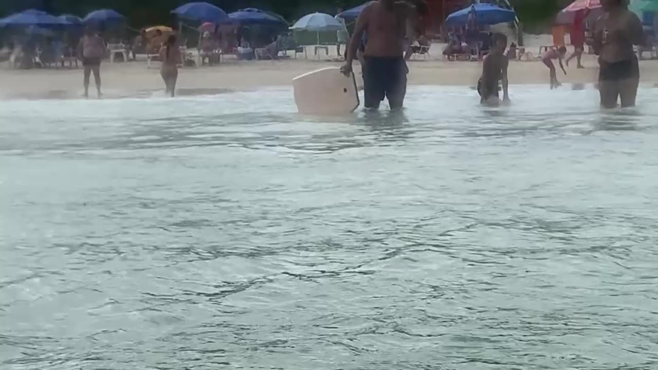 Curtindo uma tarde na praia de Quatro Ilhas, Bombinhas - SC | Som Ambiente