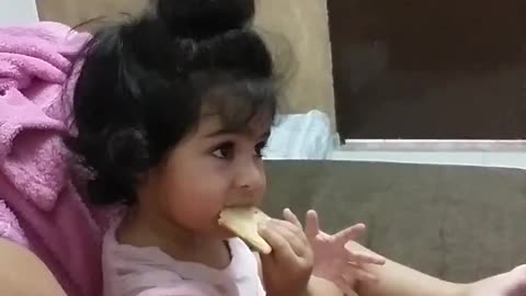 Criança comendo bolacha sózinha