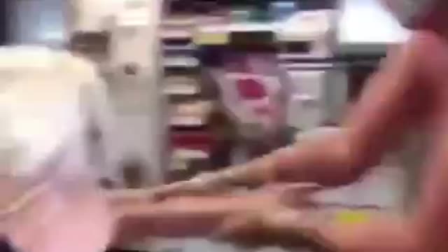 Une femme traînée hors d'un magasin pour non port de la muselière, covidiots hystériques !