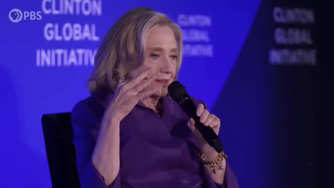 Hillary Clinton Calls on Corporate Media to Push 'Consistent Narrative About Danger Trump Poses'