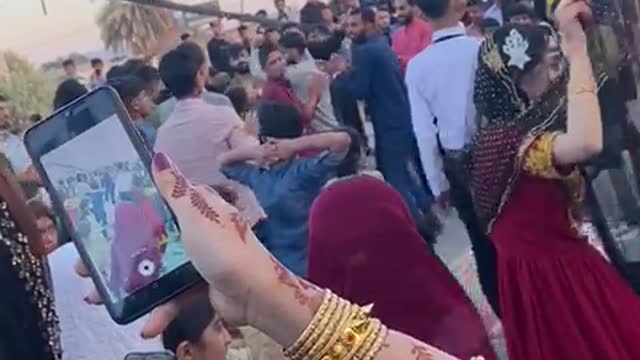 BEAUTIFUL IRANAIN GIRLS PUBLIC DANCE