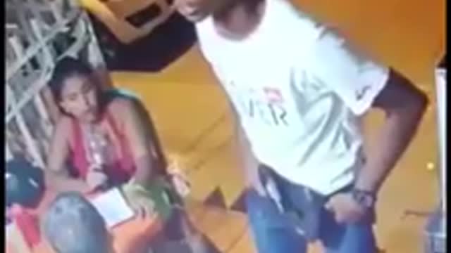 Alias Chino mano larga atracando un negocio de comidas rápidas