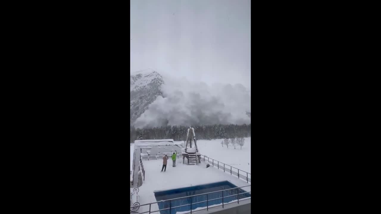 Horrifying avalanche on Mt. Elbrus in Russia caught on camera