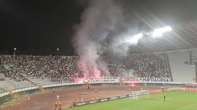 Bakljada Torcide na utakmici s Lokomotivom