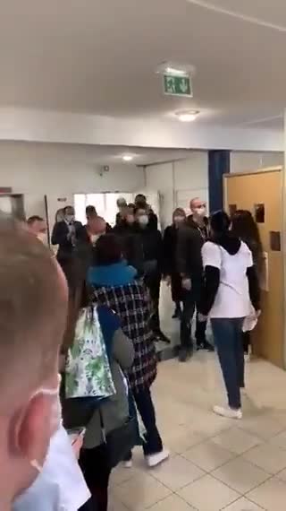 Véran interpellé par des soignants en colère "Au secours ! Au secours ! Vous êtes une honte !