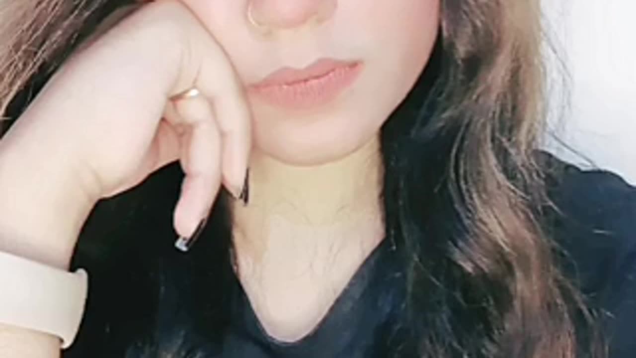 Mujhe hansne Lage ladki ko Chehra pe