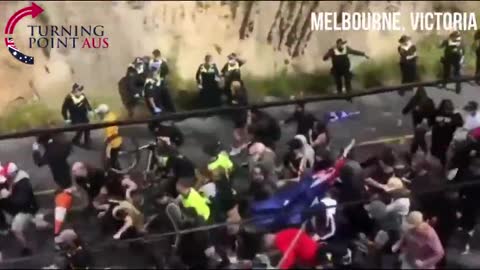 MELBOURNE - prerazenie policajnej zábrany