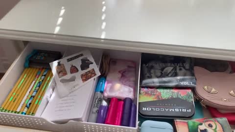 WHAT'S IN MY DESK?? - How I Organize My Desk for School | Stationary-18