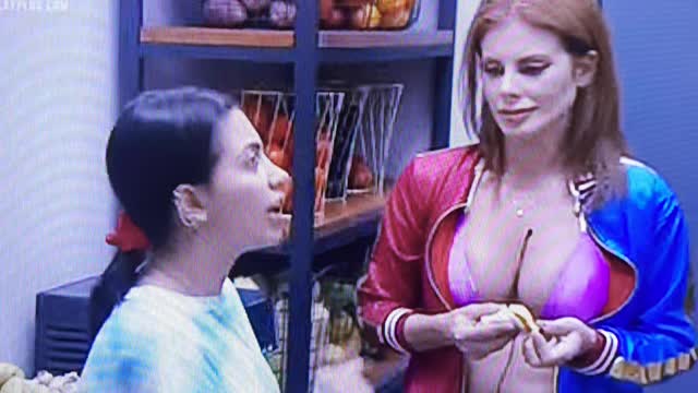 Deborah e Mc Mirella desabafam na despensa