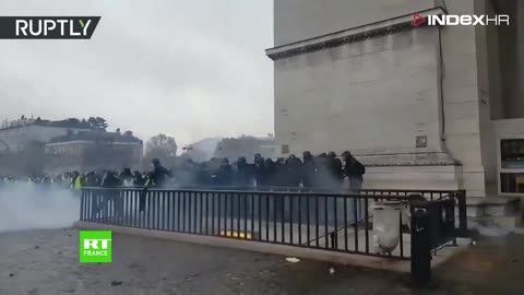 Prosvjednici u Parizu pretukli policajca pa ga pustili na slobodu