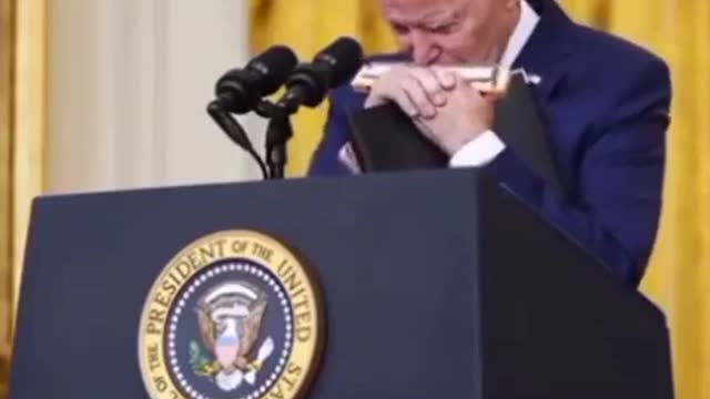 Biden Plays Titanic Song 😂