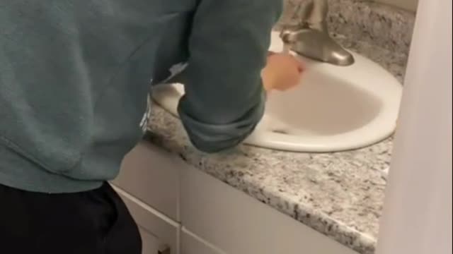 Blague avec une pomme de terre.