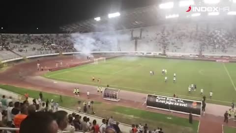 Navijači Hajduka gađali svoje igrače bocama