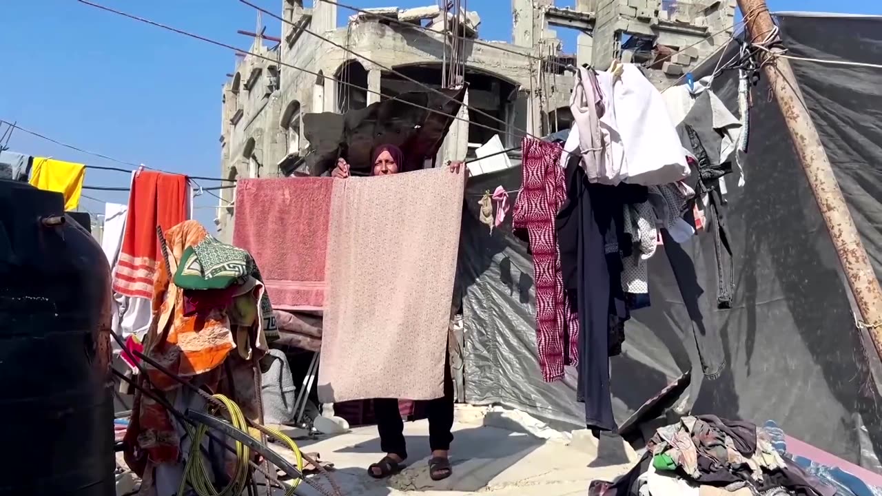 Gaza family returns to shelter in their destroyed home