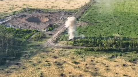 Direct Ukrainian artillery hit on a Russian tank