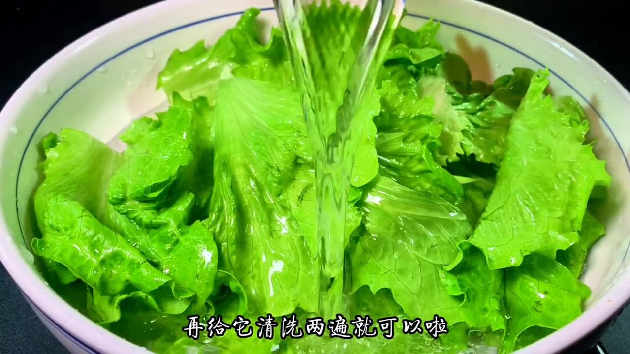 The chef will teach you the home cooked recipe for oyster sauce and lettuce, with detailed steps