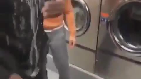 não gosta de lavar roupa acabou sendo batido no lugar kkkk