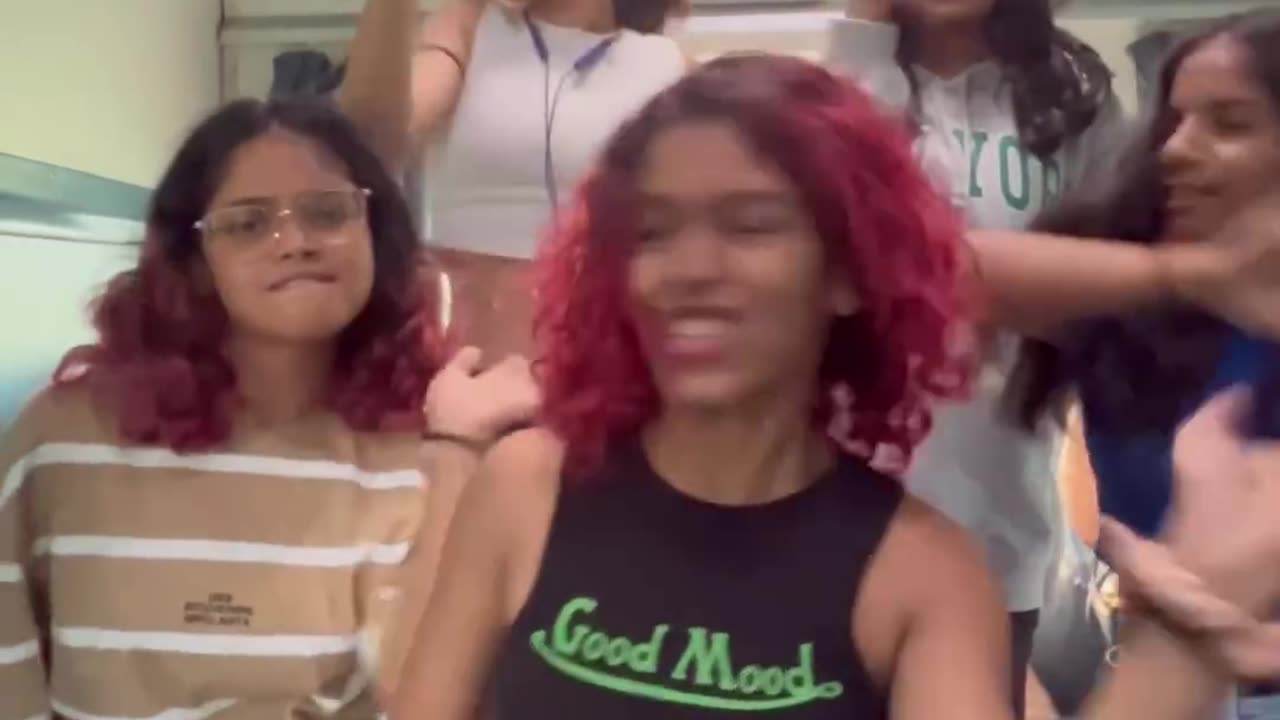 Dance In The Train Trending Video/TrendTracker #shorts #trend #Vairal #new