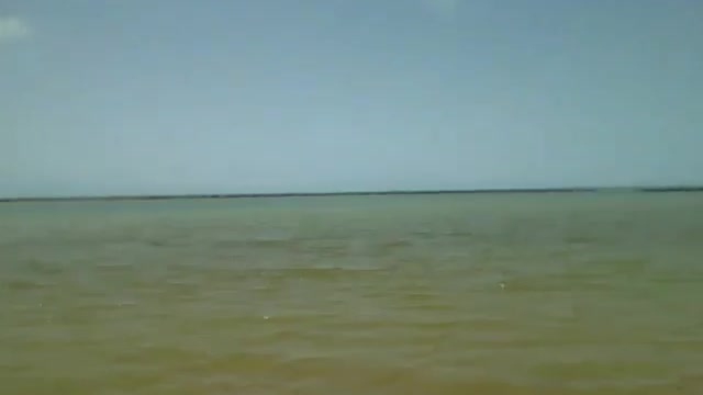 Gravando a praia de uma ponta a outra, o mar é grande e tem barcos de pesca [Nature & Animals]