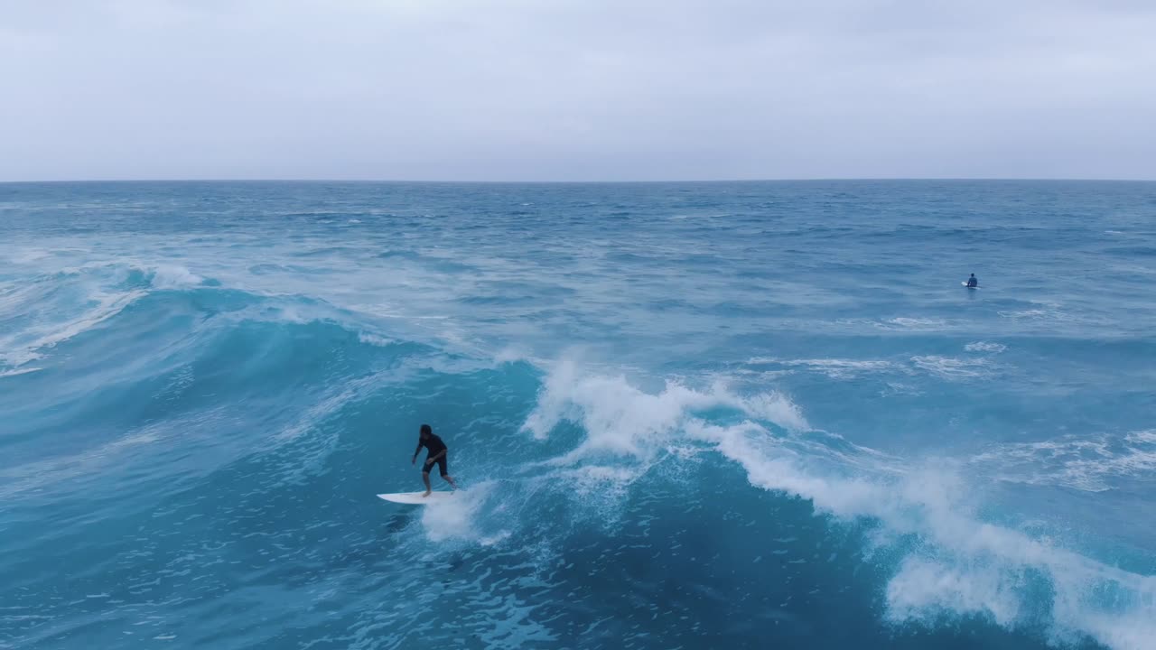 Man surfing the sea waves