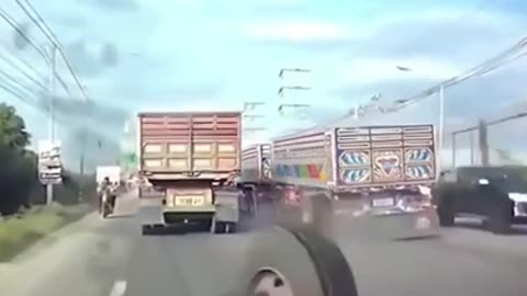 Russian Dashcam 😨😨Tyre Fly off the truck 😣😣🤯🤯