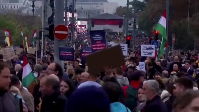 Thousands protest to demand higher wages in Hungary