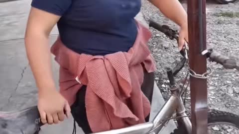 Se quedó sin bicicleta 😅🤣✨