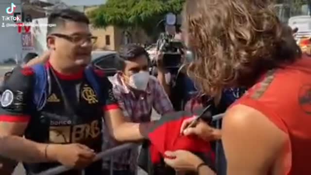 TORCIDA DO FLAMENGO RECEPCIONA ELENCO EM CHEGADA NO TREINO EM LIMA