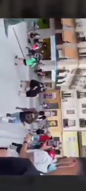 Ataque racista de inmigrantes y ultraizquierda contra la Policía en España