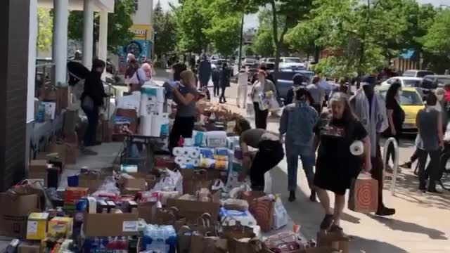 Minneapolis Residents Band Together to Donate Food